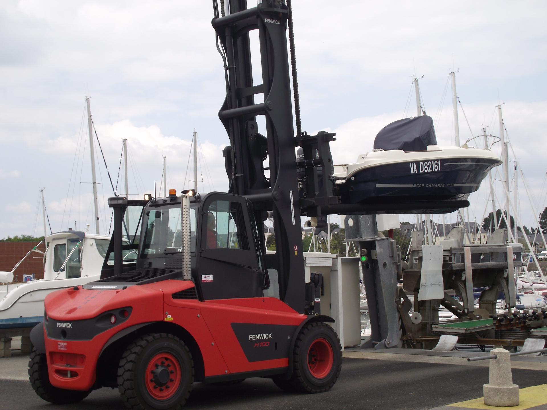 Chariot élévateur manutention bateau