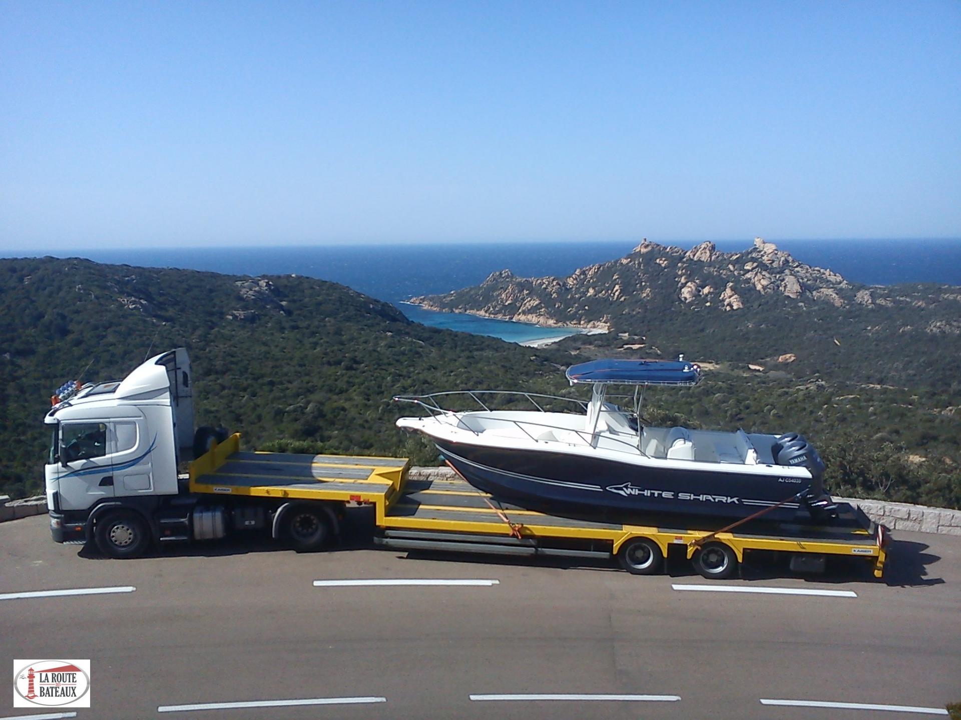 Transport bateau par camion